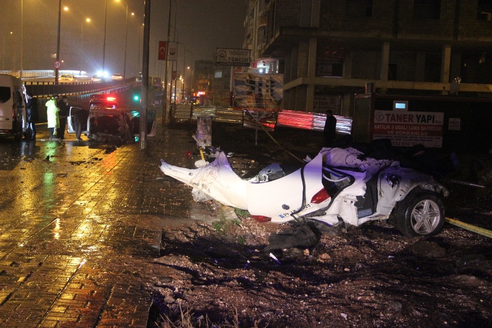 Otomobil köprünün demir korkuluklarına çarparak ikiye bölündü: 1 ölü, 2 yaralı