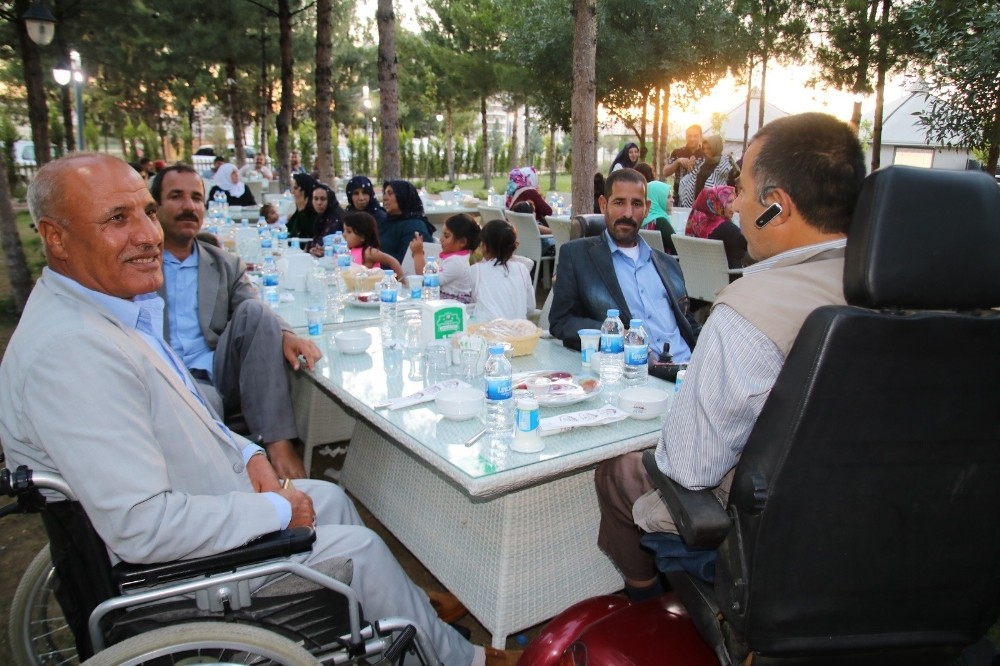 Sema Çiftçi engelli aileleri ile iftarda buluştu