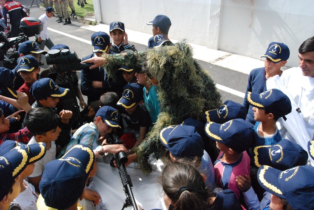 200 öğrenci İl Jandarma Komutanlığını ziyaret etti