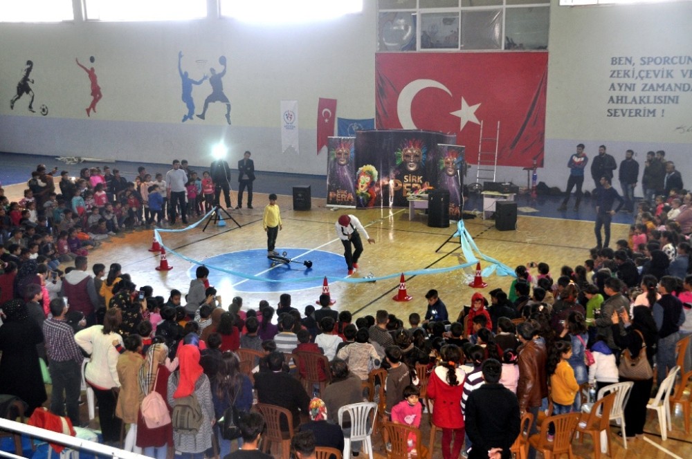 Akçakale’de ilk defa düzenlenen sirk gösterisine çocuklardan yoğun ilgi