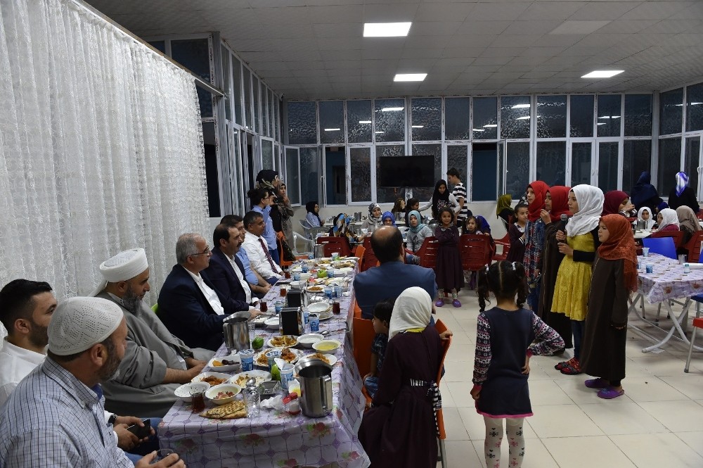 Vali Tuna yetimlerle iftar açtı