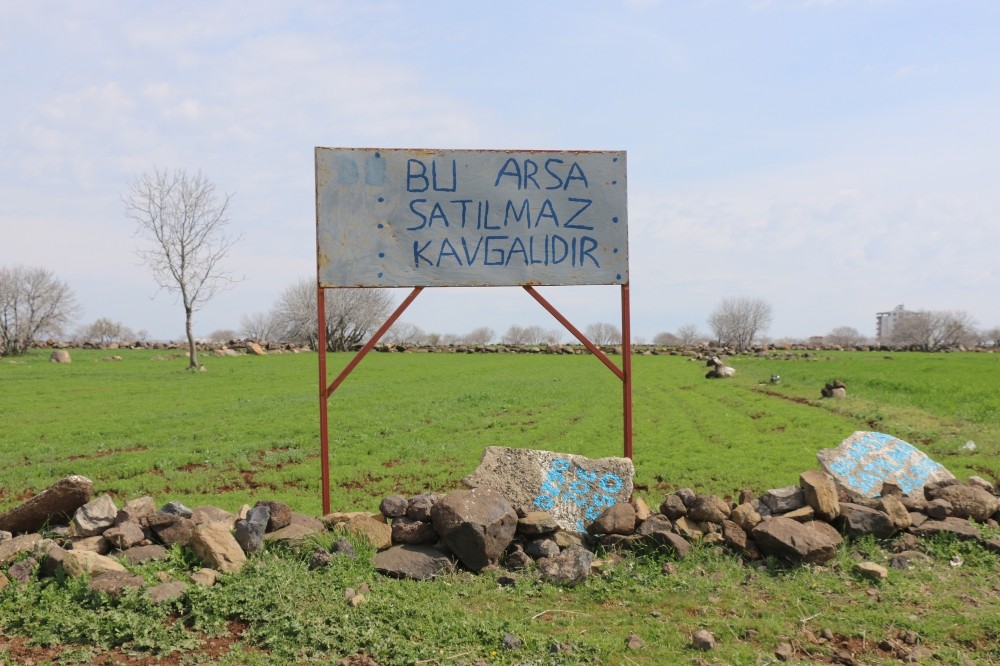 Tarla satılmasın diye tabela dikti