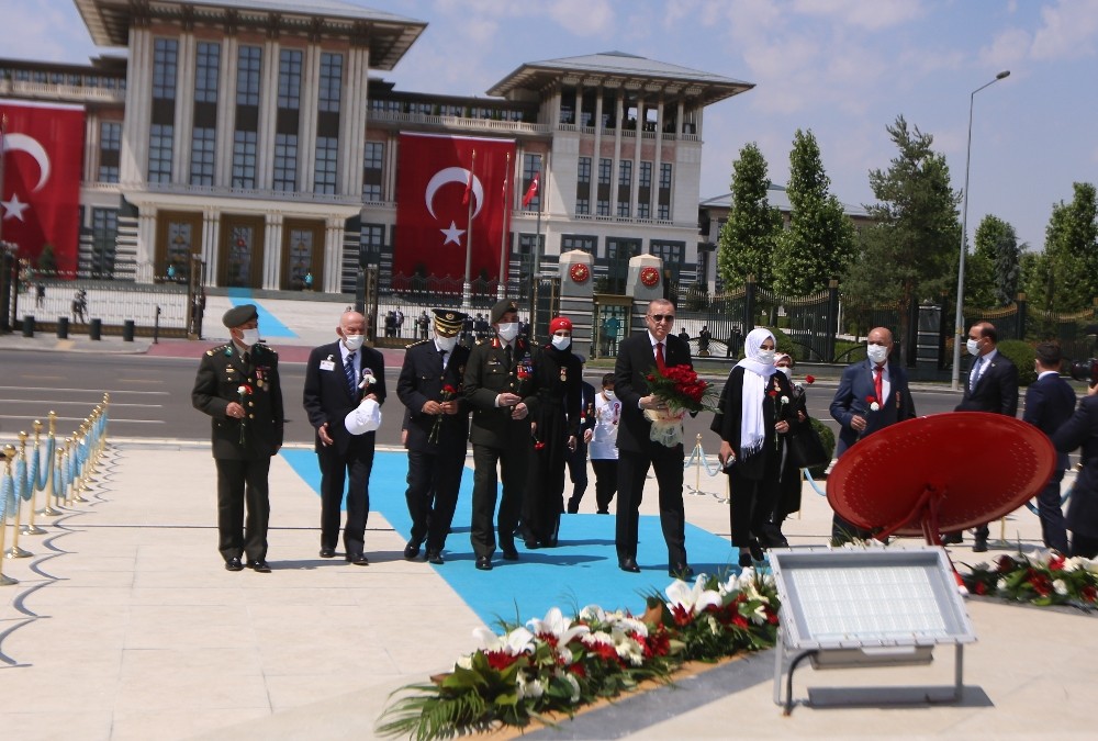 Cumhurbaşkanı Erdoğan şehit yakınları ve gazilerle birlikte 15 Temmuz Şehitler Abidesi’ne çiçek bıraktı