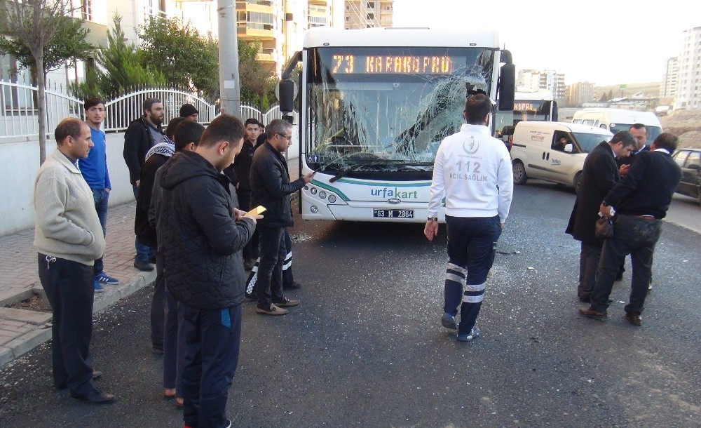 Halk otobüsü kamyona çarptı: 4 yaralı