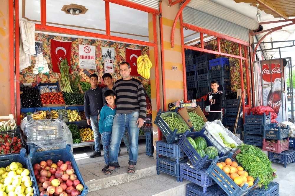 Tüfekli saldırıda kendini domatesle savundu