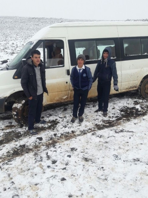 Öğrenci servisi kar nedeniyle yoldan çıktı