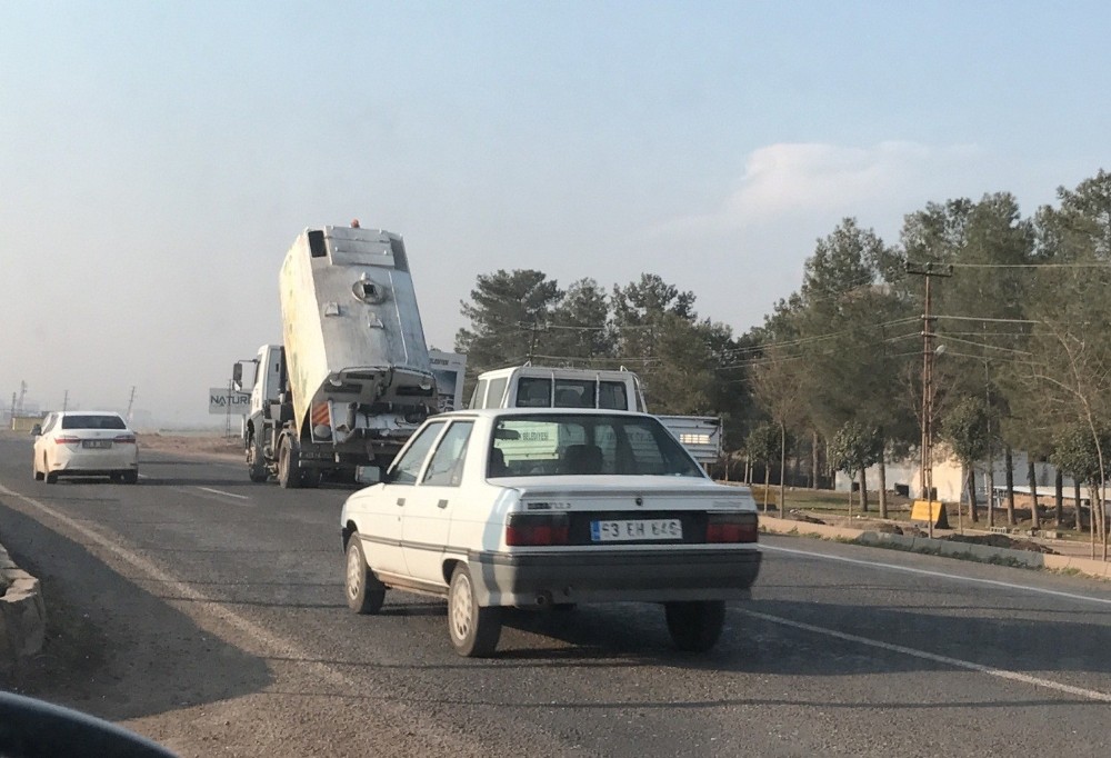 Damperi açık çöp kamyonunun tehlikeli yolculuğu