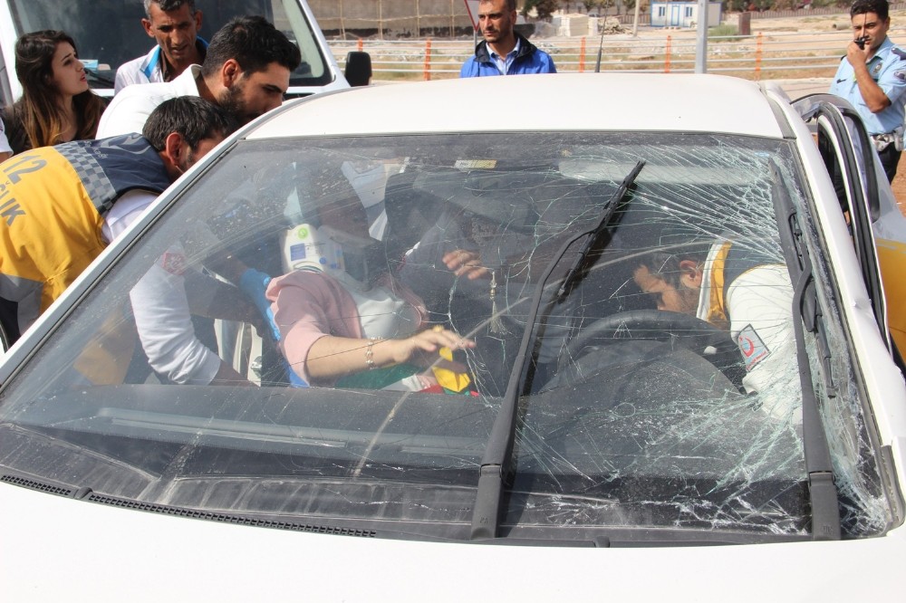  Halk otobüsü otomobile çarptı: 3 yaralı