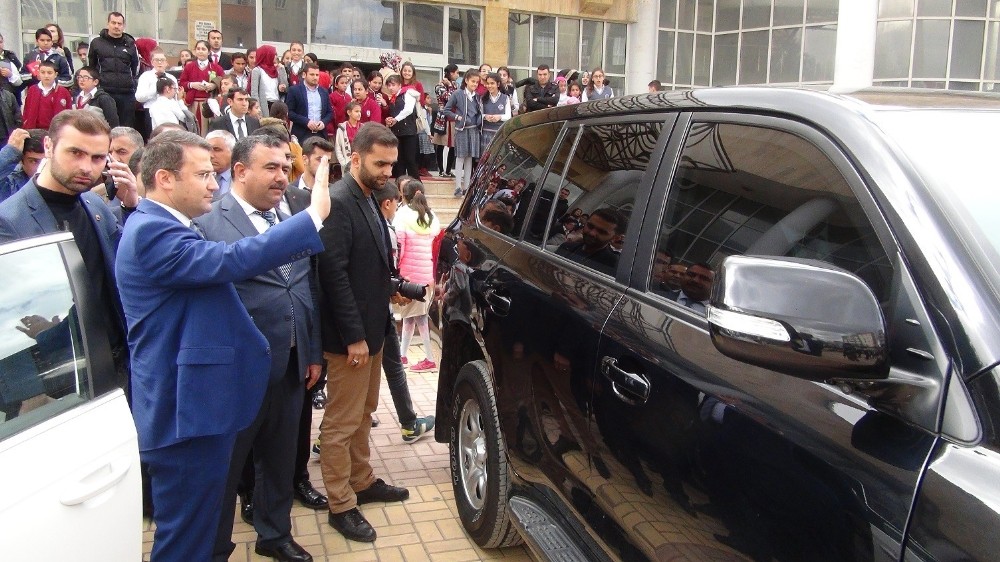 (Özel haber) İstiklal Marşı’nı okurken herkesi duygulandıran öğrenciye Viranşehir Kaymakamından makam aracı jesti