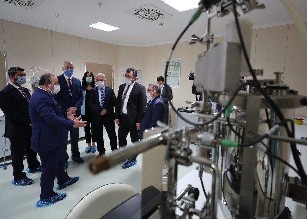 Sanayi ve Teknoloji Bakanı Mustafa Varank, aşı enstitüsünü ziyaret ederek çalışmaları inceledi.