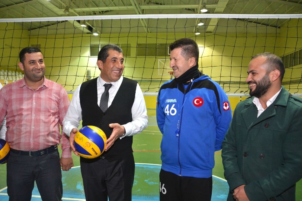 Belediye Başkanı Menderes Atilla, gençlerle voleybol oynadı