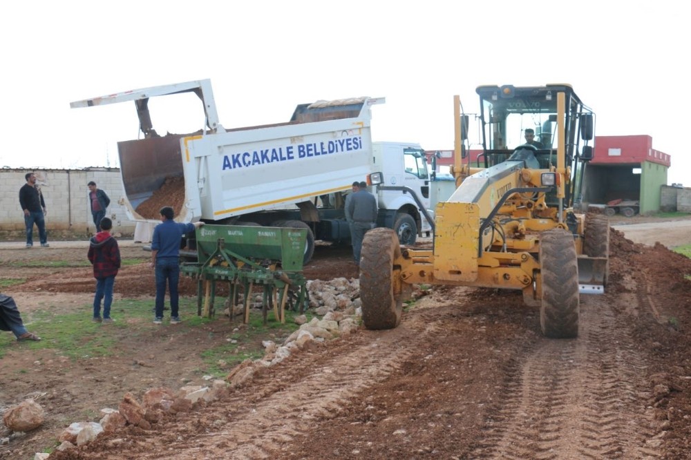 Akçakale Belediyesi yol çalışmalarını sürdürüyor