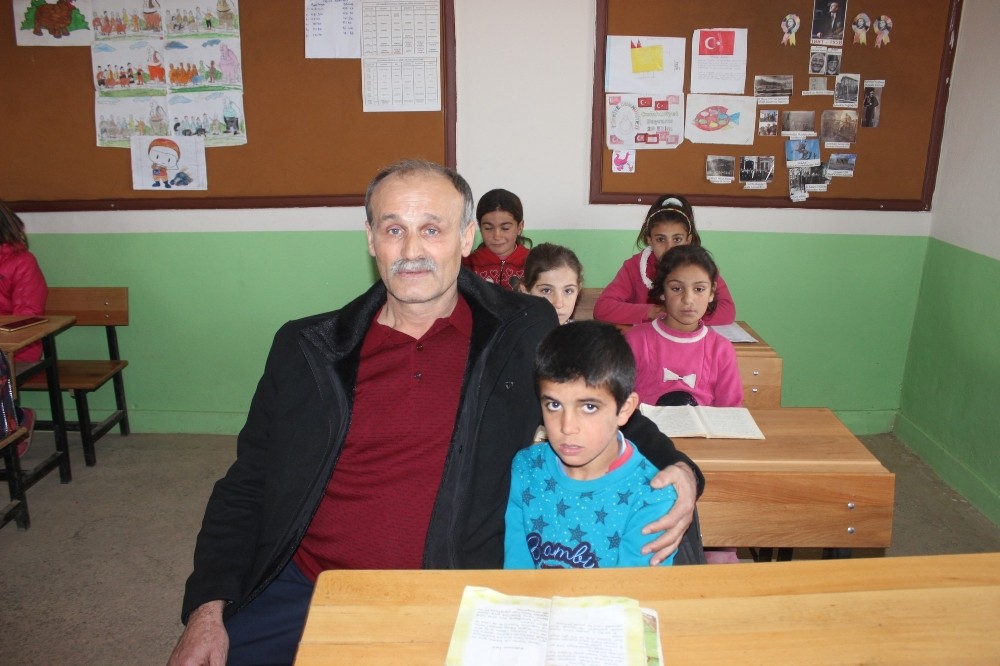Şehit öğretmenin babası oğlunun görev yaptığı okulda ders verdi