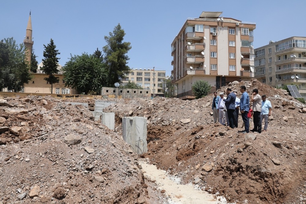 Şair Nabi’deki semt pazarı inşaatı sürüyor