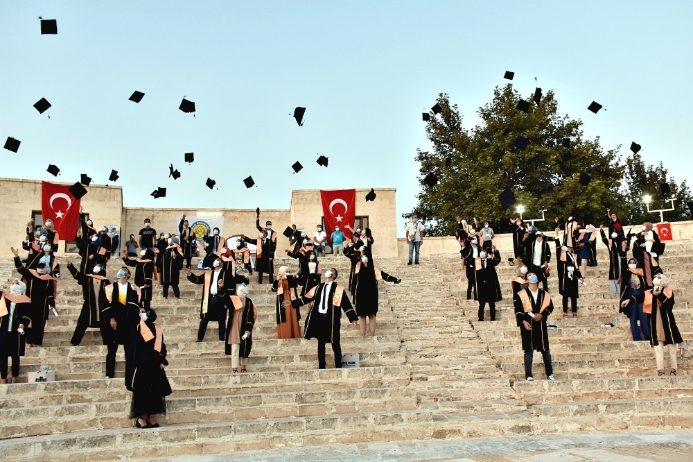Şanlıurfa’da sosyal mesafeli mezuniyet töreni