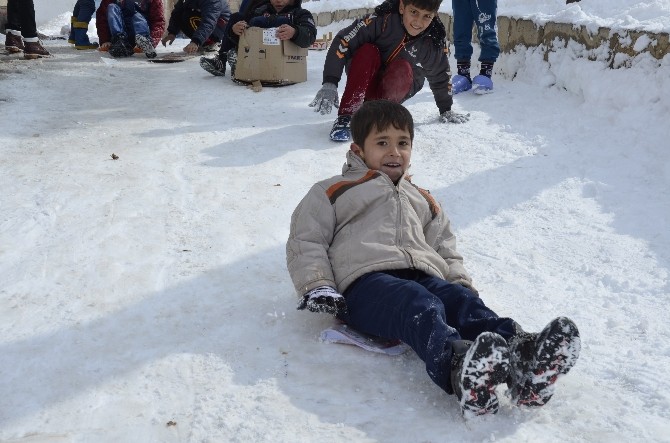 Şanlıurfa’da vatandaşlar kar temizliğine başladı