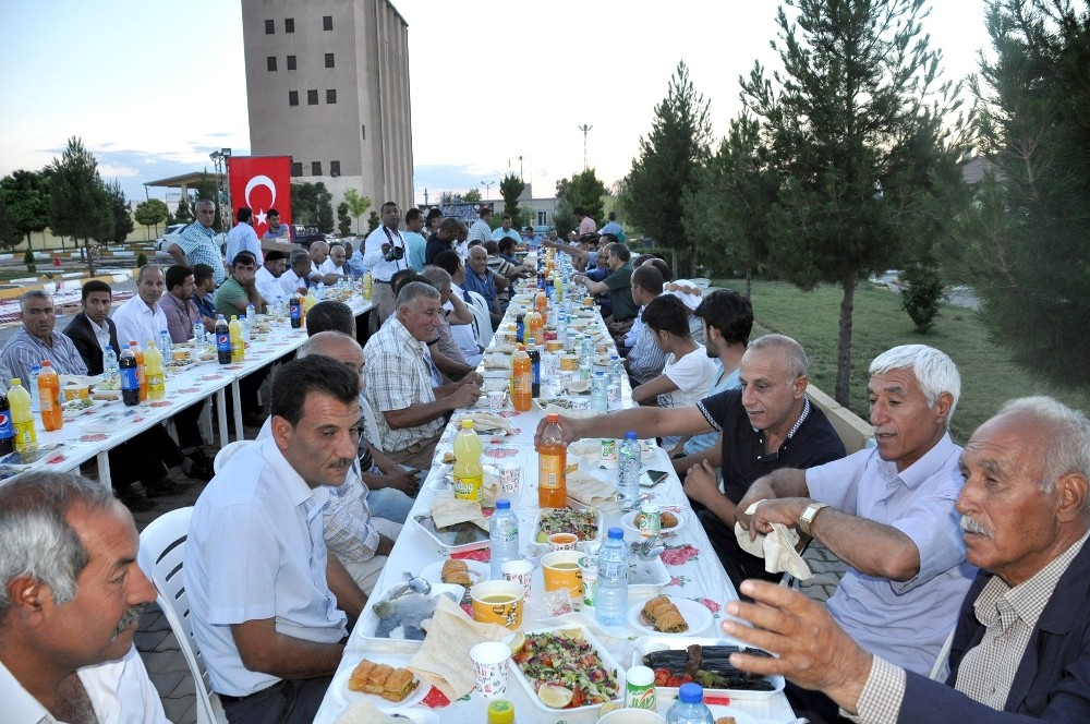 Başkan Ayhan muhtarlarla iftarda buluştu