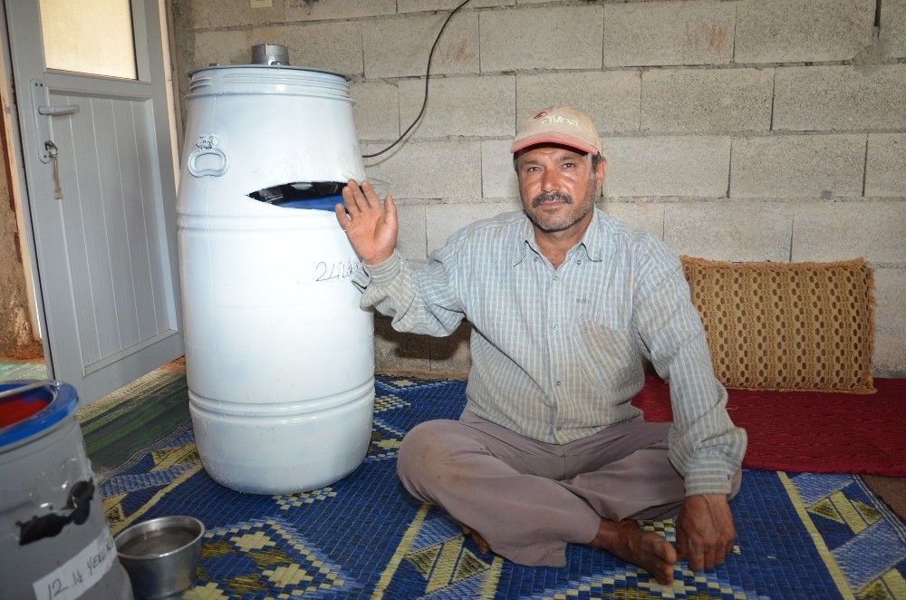 (Özel haber) Tarım işçileri elektrikli süpürge ve fıçıdan klima yaptı