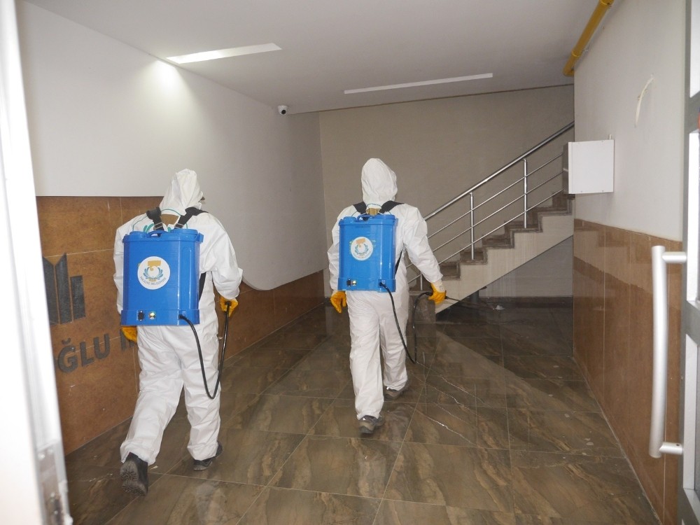 Haliliye’de apartman girişleri dezenfekte edildi
