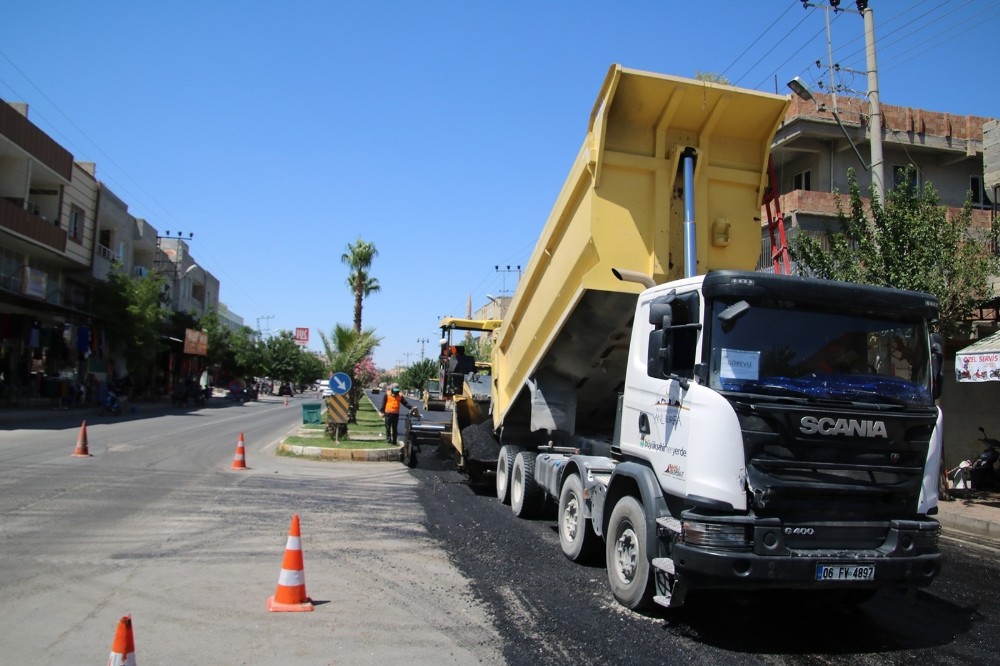Büyükşehir asfalt revize çalışmalarına devam ediyor