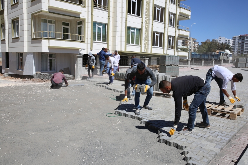 Atakent'te Yollar Kilitli Parkeyle Yenileniyor