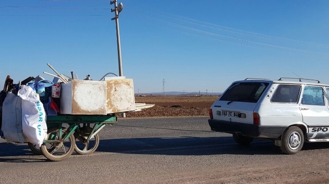 Hurdacı çocuğu ve seyyar arabasını otomobiliyle çekti