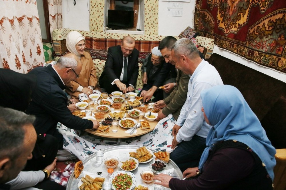 Cumhurbaşkanı Erdoğan, Ankaralı ailenin iftar sofrasına konuk oldu