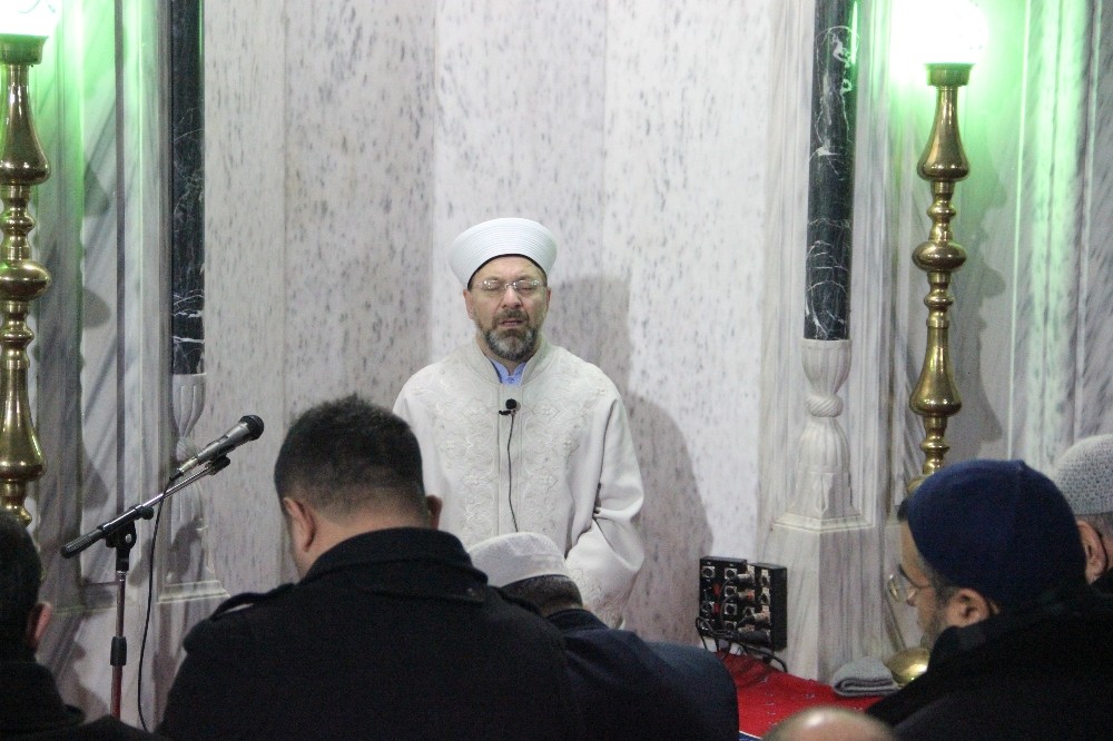 Diyanet İşleri Başkanı Ali Erbaş, Balıklıgöl’de sabah namazını kıldırıp askerler için dua okudu