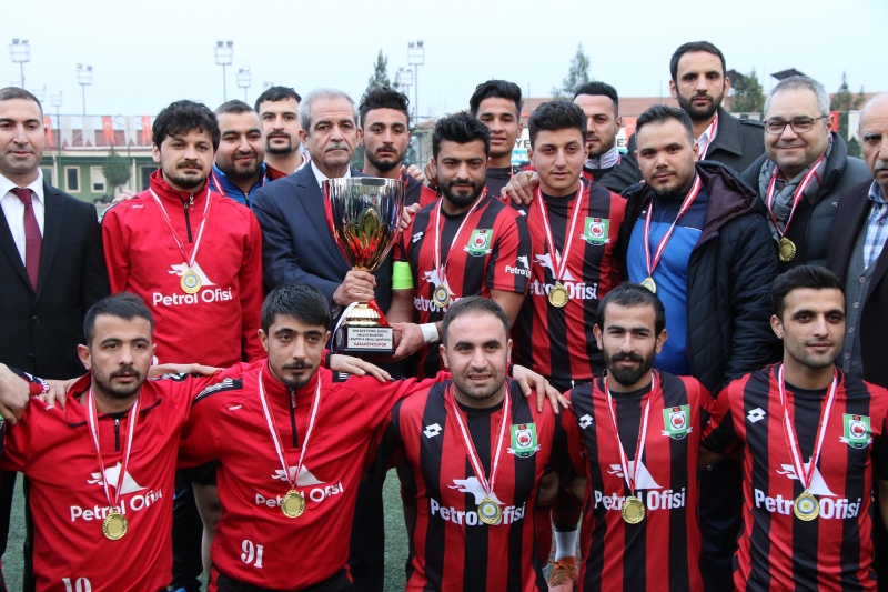 Başkan Demirkol Haliliye Belediyesi 1. Amatör Ligi Şampiyonuna Kupasını Verdi