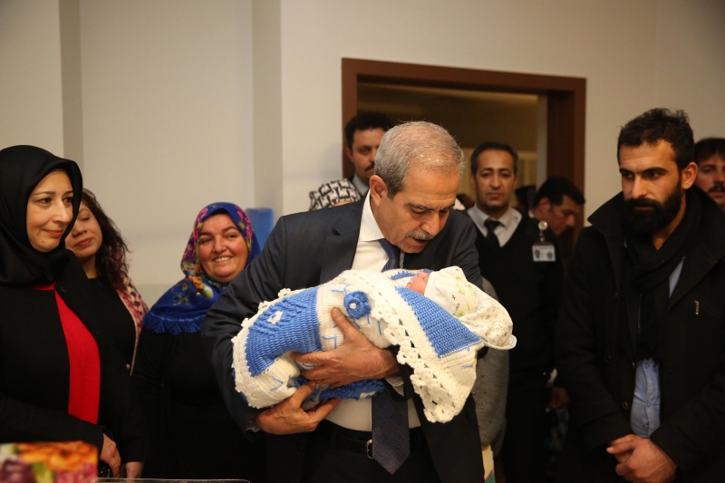 Başkan Demirkol Yeni Yılın İlk Bebeğine “Hoş Geldin” Dedi
