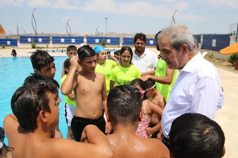 Başkan Demirkol Yüzme Kursundaki Gençlerle Buluştu