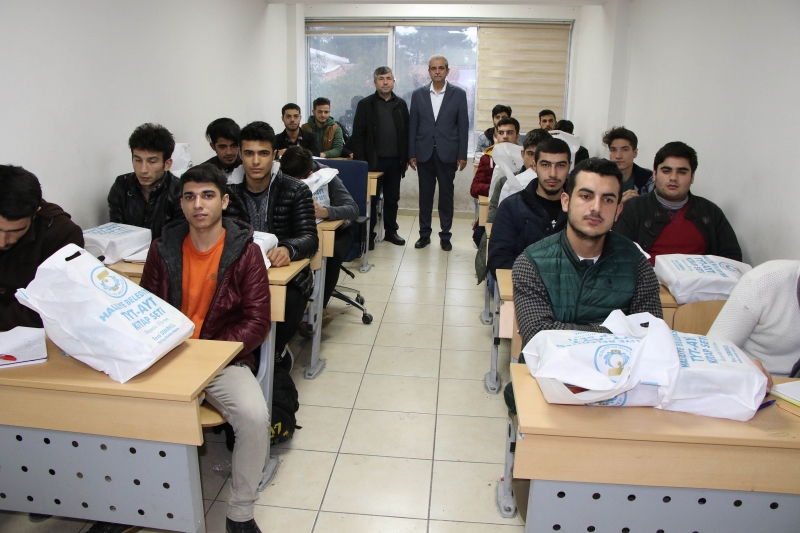 Başkan Demirkol'dan Üniversiteye Hazırlanan Öğrencilere Eğitim Seti