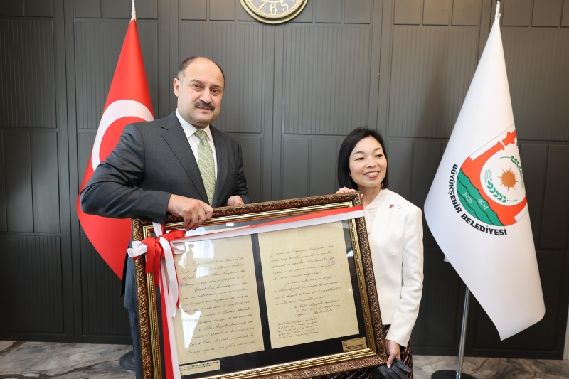 BAŞKAN GÜLPINAR, JAPON PRENSESE ASIRLIK MEKTUBU HEDİYE ETTİ 