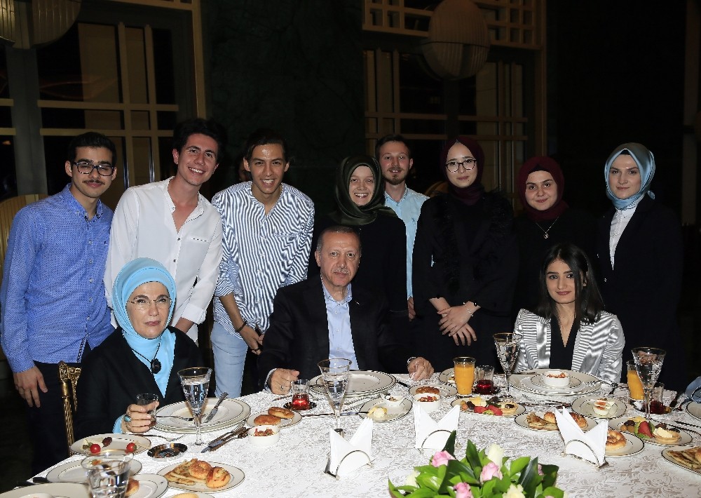 Cumhurbaşkanı Erdoğan ve eşi Emine Erdoğan gençlerle sahurda bir araya geldi
