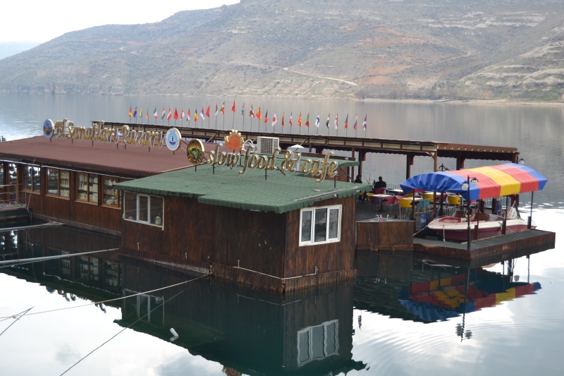 BİRECİK'TE 2 YÜZER DUBA RESTORAN KİRALANACAK