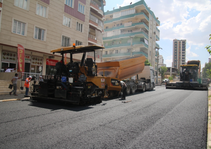 BÜYÜKŞEHİR'DEN ASFALT ATAĞINI KENT GENELİ VE TÜM İLÇELERDE SÜRDÜRÜYOR
