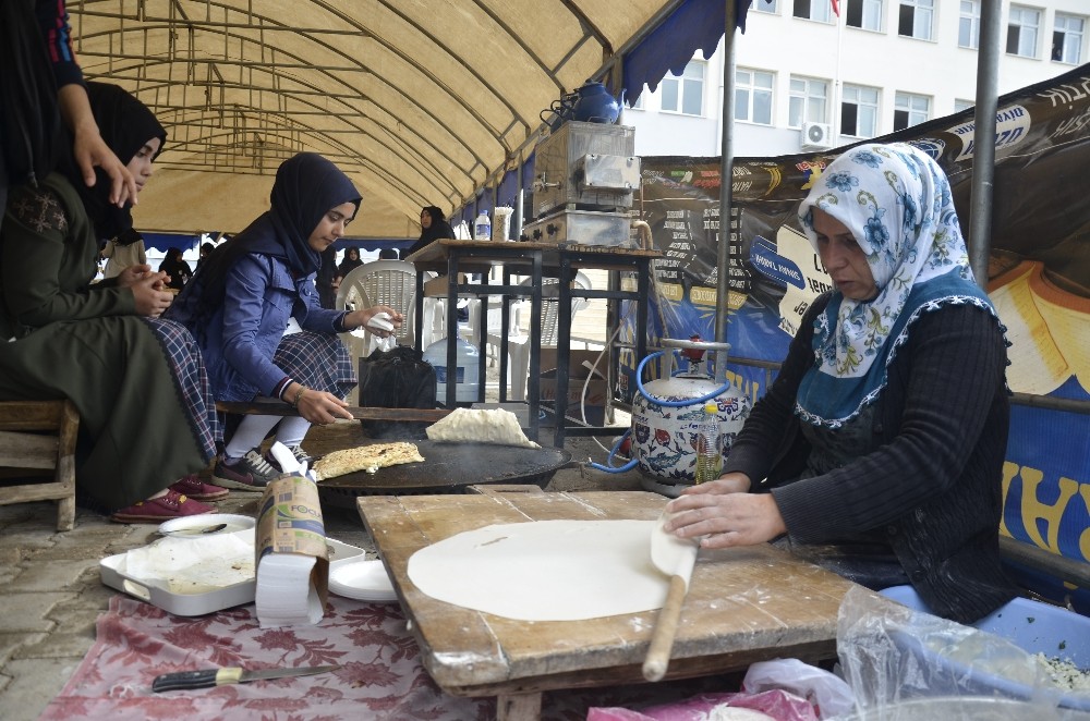 Öğrenciler okulları için kermes açtı
