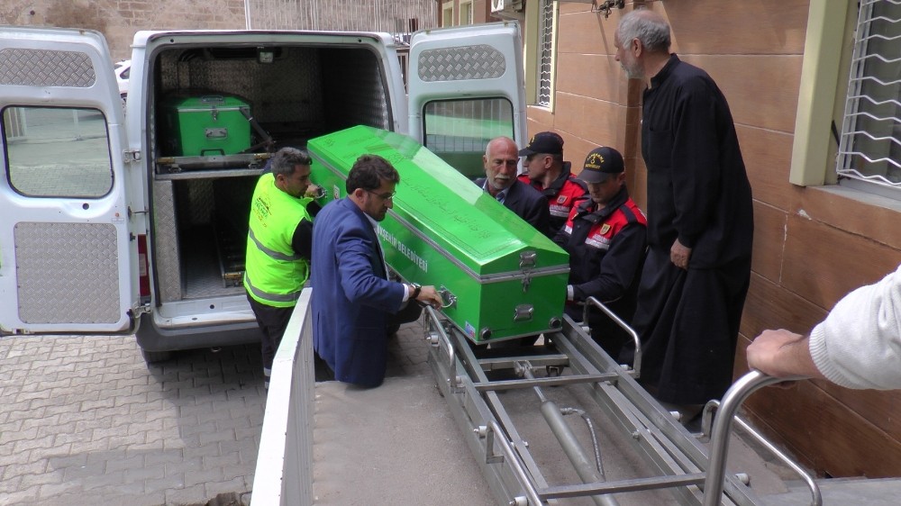Kardeşlerin kavgasında ölen kişinin cenazesi adli tıp morguna kaldırıldı