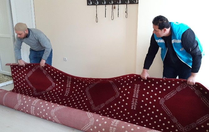 Haliliye Belediyesi 16 okulun mescidine halı döşedi