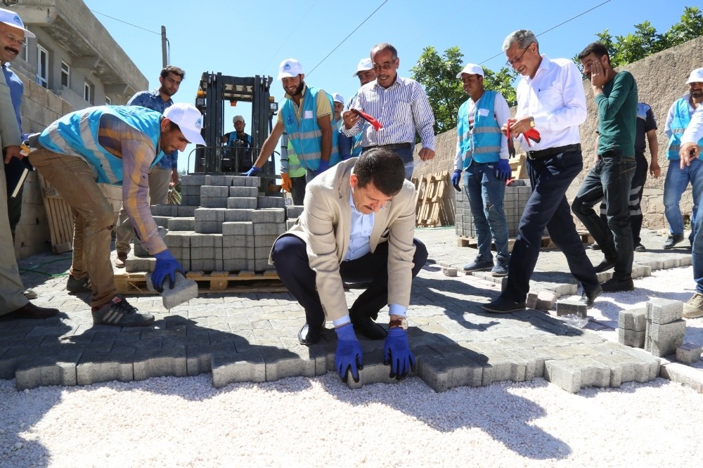 Ekinci, kilitli beton parke taşı döşeme çalışmalarını inceledi