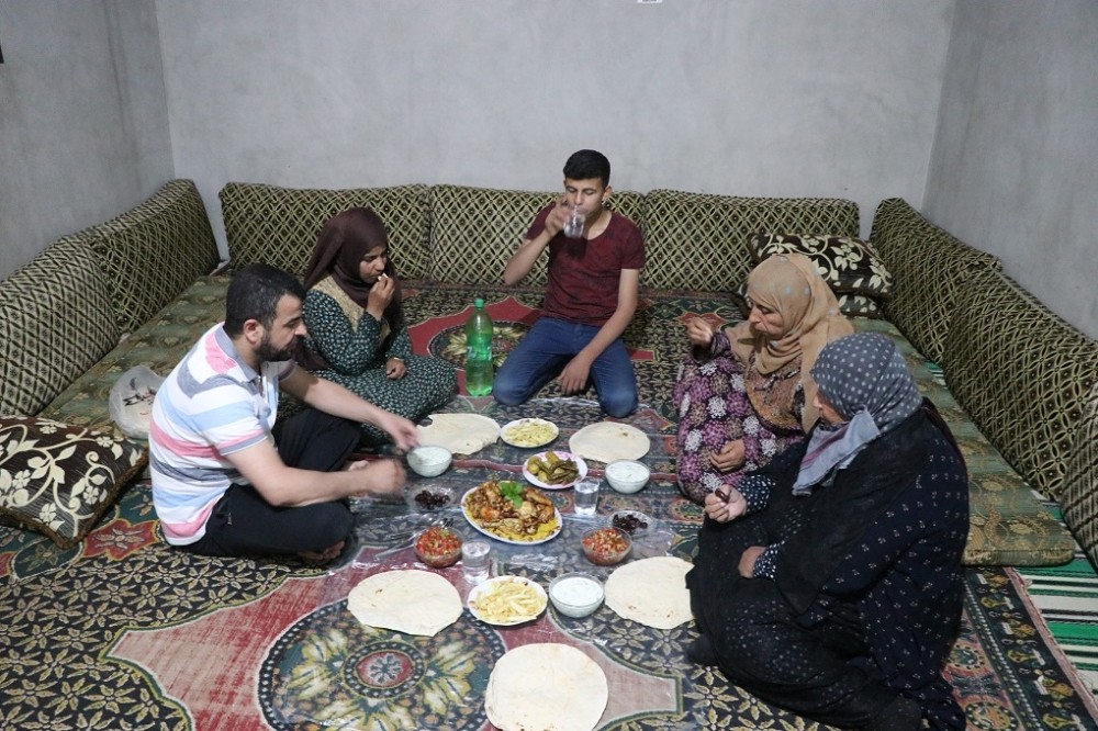 Türkiye’nin yardımları Suriye’deki iftar sofralarına gidiyor