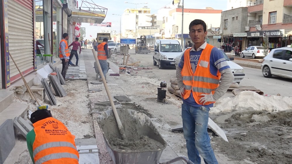 Akçakale’de asfaltlama çalışmaları sürüyor