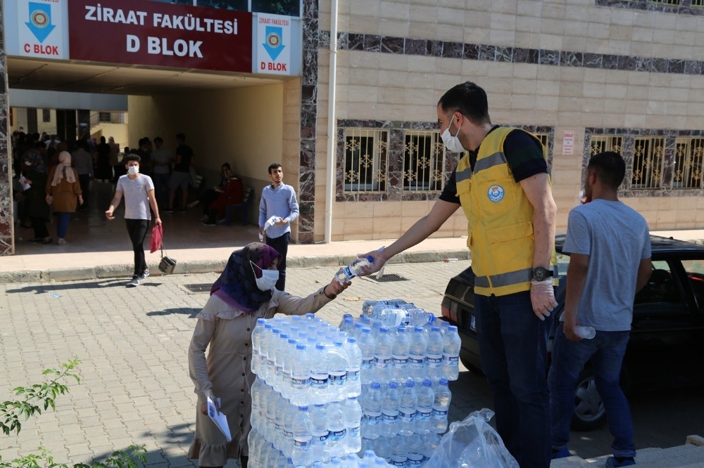 Sınava giren öğrencilere su dağıtıldı