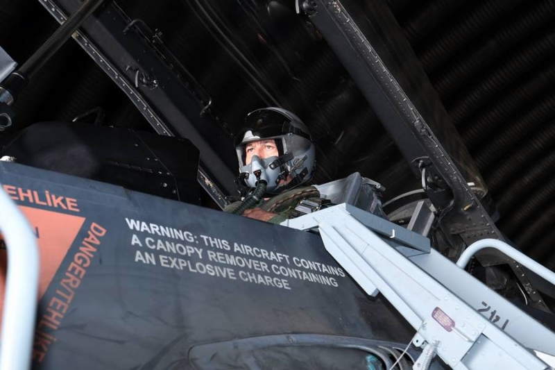 Genelkurmay Başkanı Akar, F-16D uçağı ile uçuş gerçekleştirdi