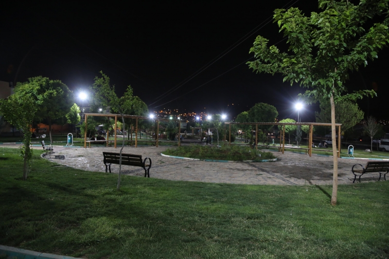 Haliliye'de Parklar Geceleri Işıl Işıl