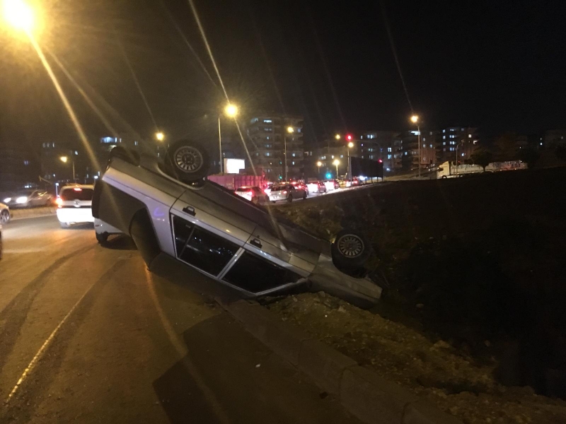 Karaköprü'de araç takla attı 