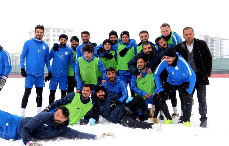 Karaköprü Belediyespor futbolcuların karlı havada Yomraspor hazırlığı;