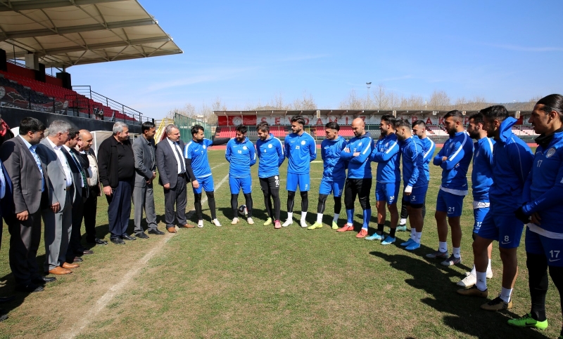 Karaköprü Belediyespor Yönetiminden takıma moral ziyareti