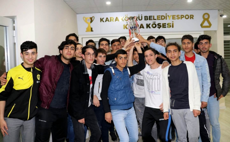 Karaköprü Belediyespor Yönetimi şampiyon U19 gençlerini ağırladı