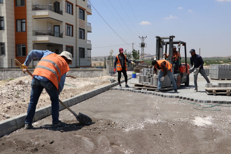 ​MEHMETÇİK’TE YOLLAR KİLİTLİ PARKE İLE DÖŞENİYOR